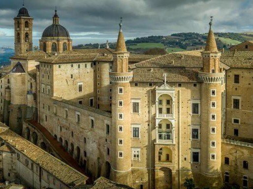 Urbino e Raffaello: La Culla del Rinascimento desktop picture