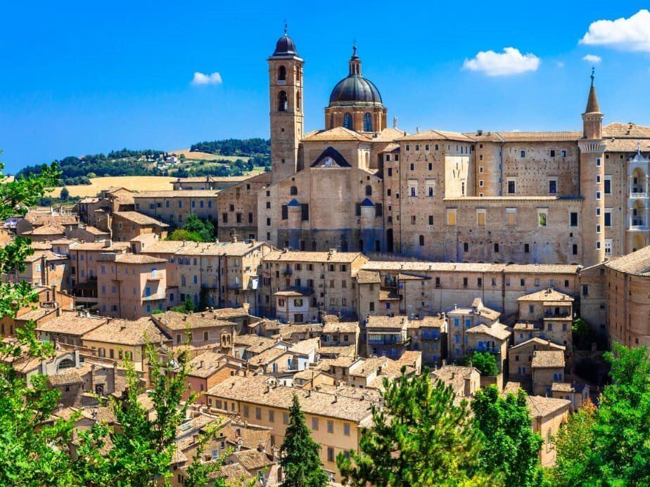 Urbino e Raffaello: La Culla del Rinascimento desktop picture