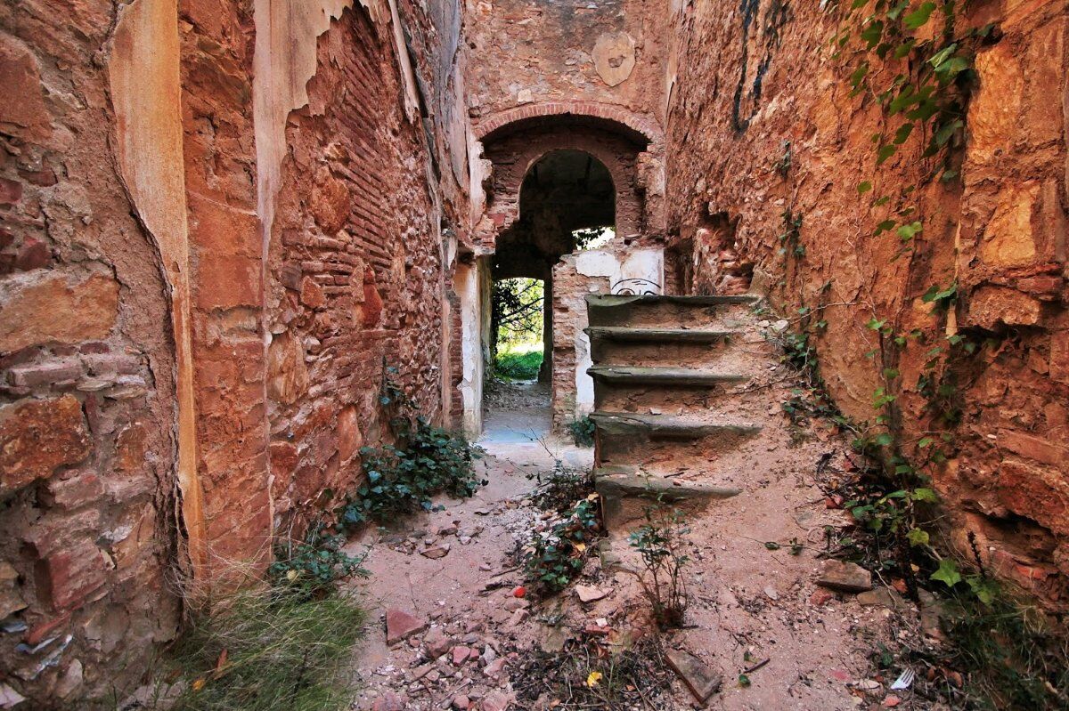 Escursione alla Villa del Polacco: Intrighi e Segreti dei Monti Pisani desktop picture