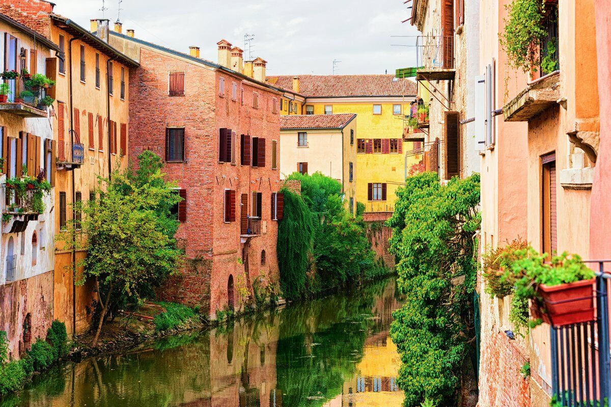 Uscita di Gruppo a Mantova: Reggia Rinascimentale Riflessa sul Lago desktop picture