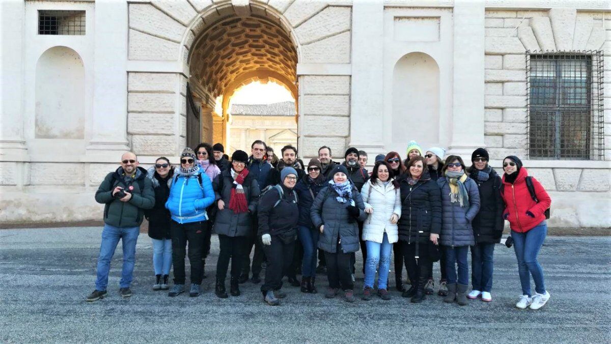 Uscita di Gruppo a Mantova: Reggia Rinascimentale Riflessa sul Lago desktop picture