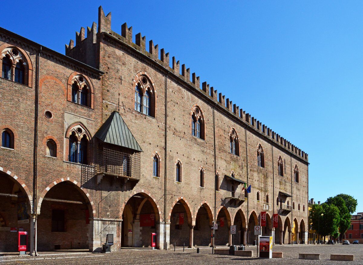 Uscita di Gruppo a Mantova: Reggia Rinascimentale Riflessa sul Lago desktop picture