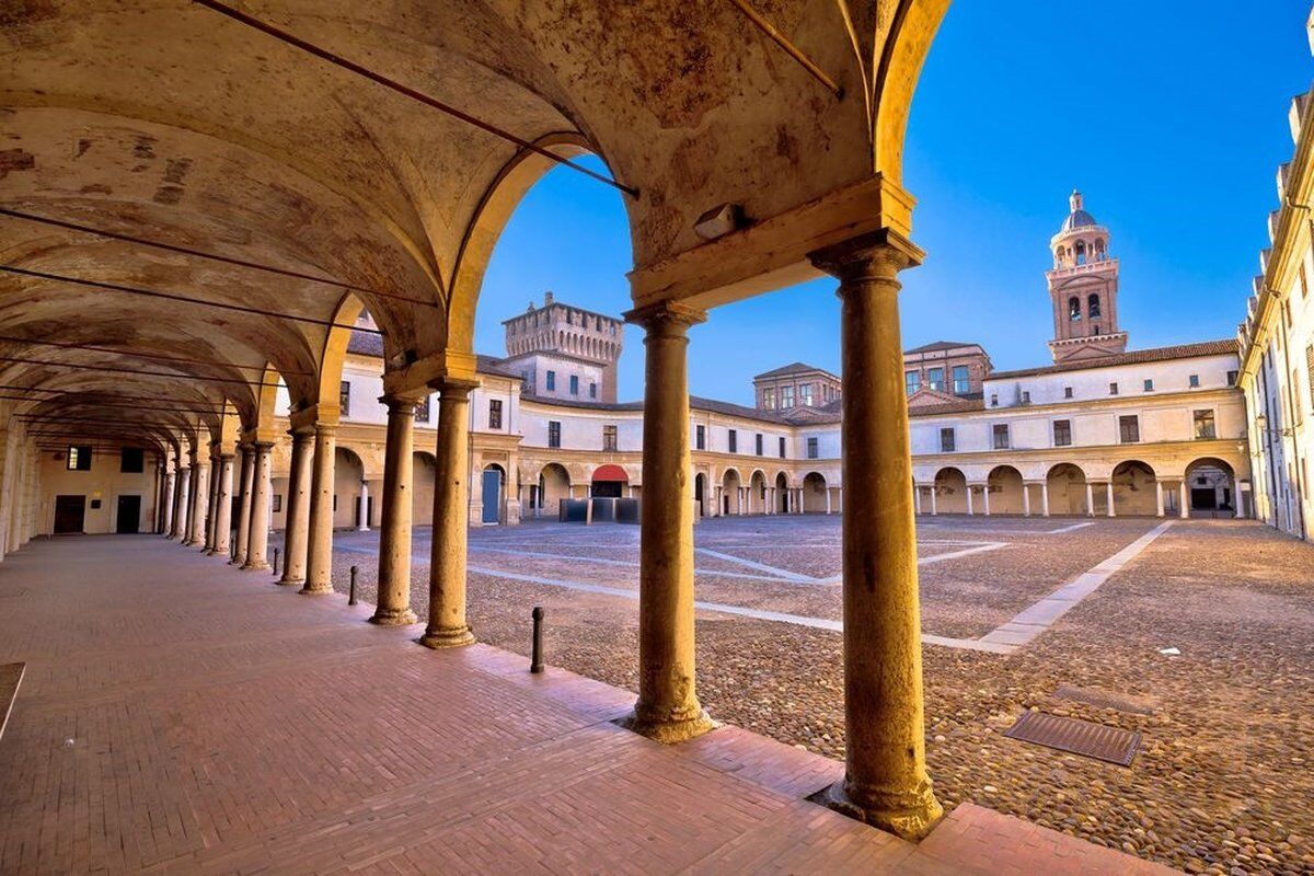 Uscita di Gruppo a Mantova: Reggia Rinascimentale Riflessa sul Lago desktop picture