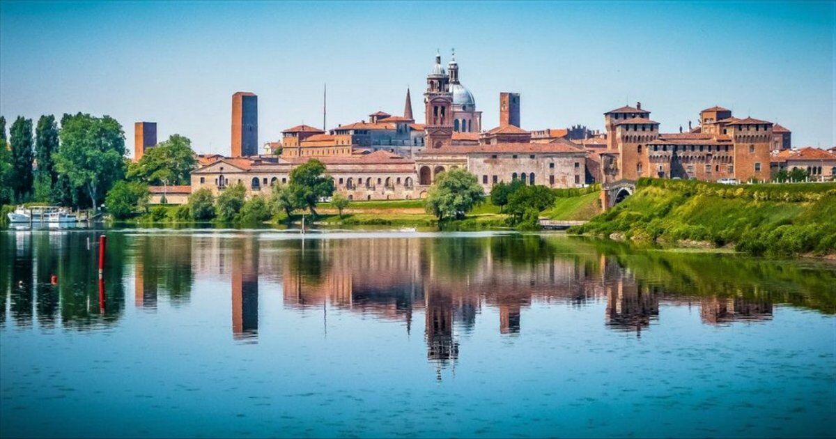 Uscita di Gruppo a Mantova: Reggia Rinascimentale Riflessa sul Lago Uscita di Gruppo a Mantova: Reggia Rinascimentale Riflessa sul Lago desktop picture