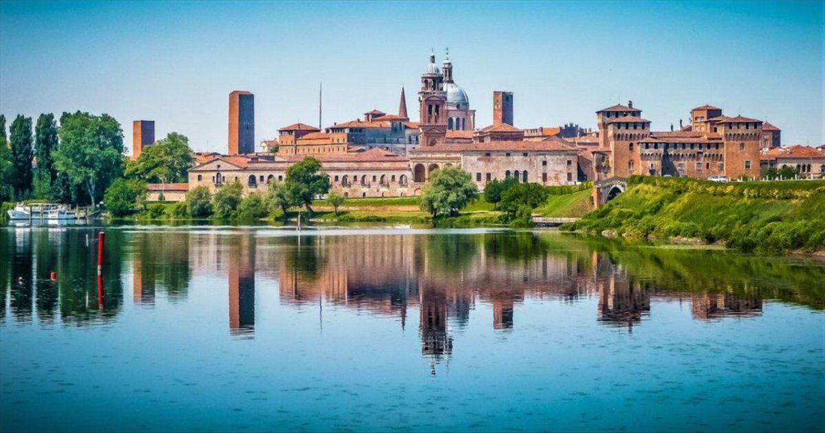 Uscita di Gruppo a Mantova: Reggia Rinascimentale Riflessa sul Lago desktop picture