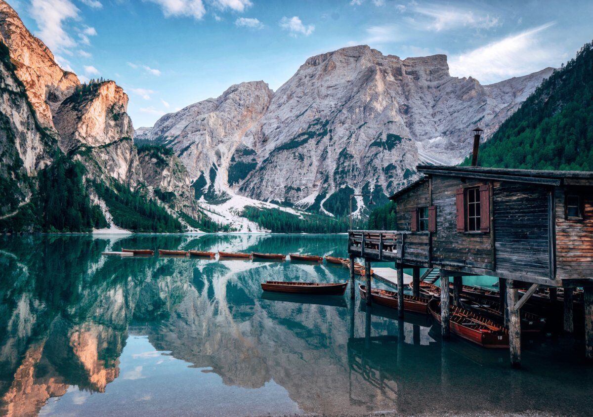 Il Lago di Braies: Un Trekking da Sogno nel Cuore delle Dolomiti desktop picture