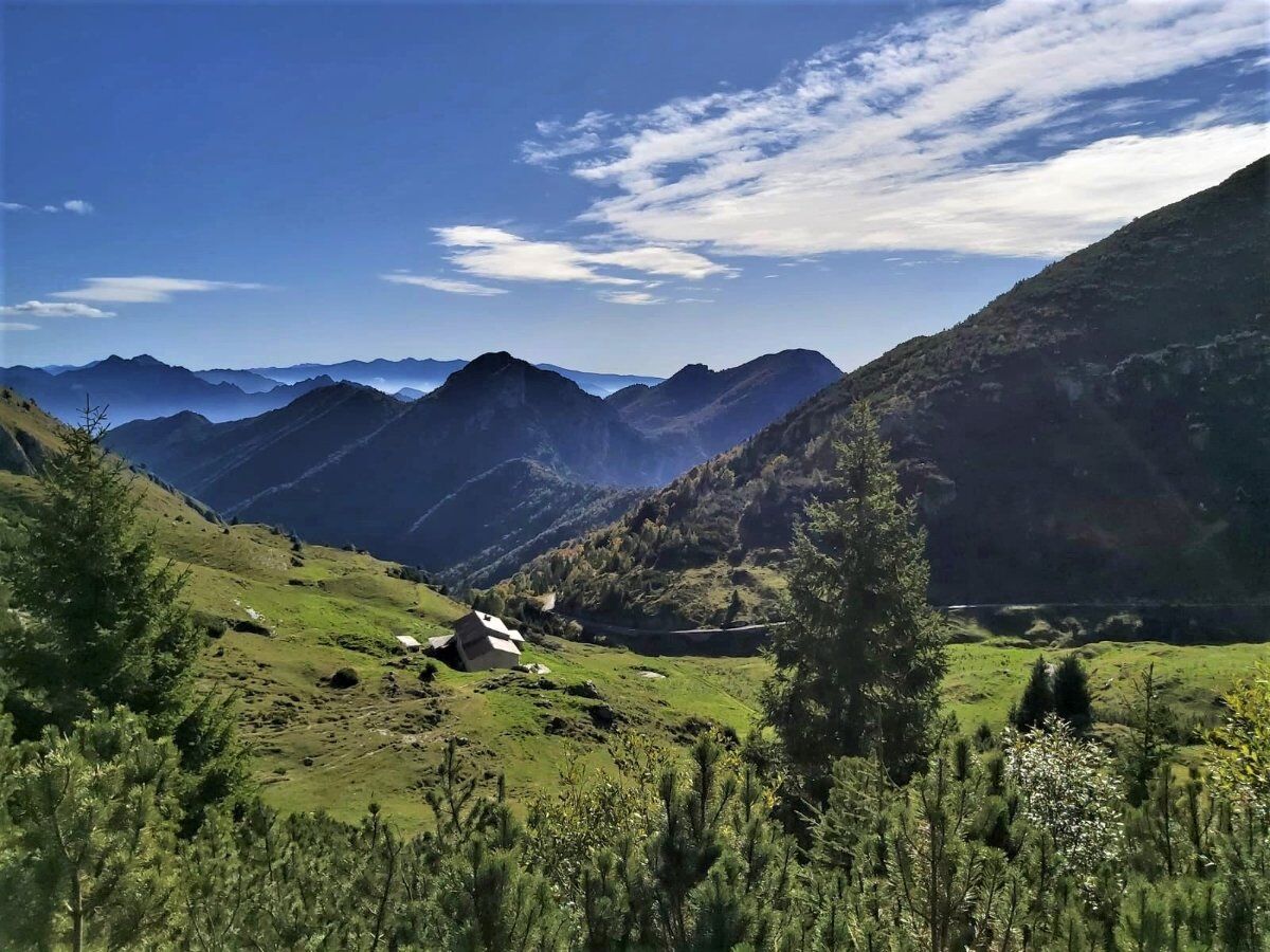 Escursione alla Corna Blacca: Regina delle piccole Dolomiti Bresciane desktop picture