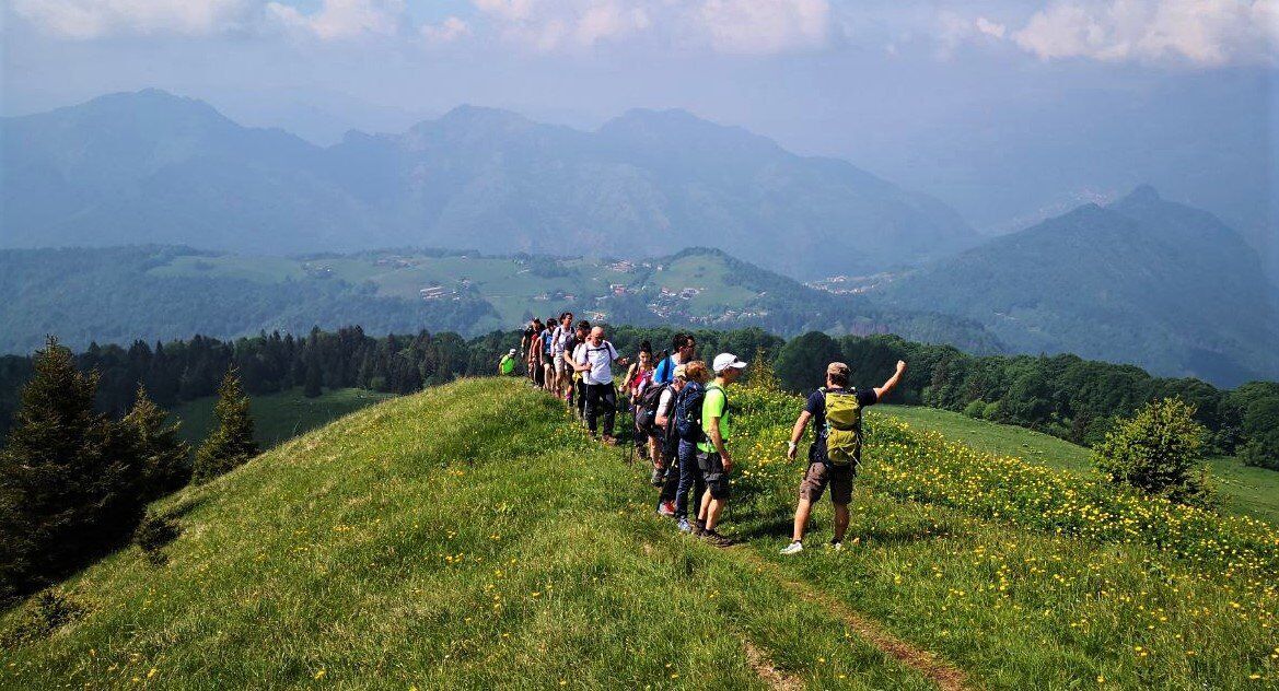 In vetta al Monte Ario: Trekking tra sconfinati orizzonti In vetta al Monte Ario: Trekking tra sconfinati orizzonti desktop picture