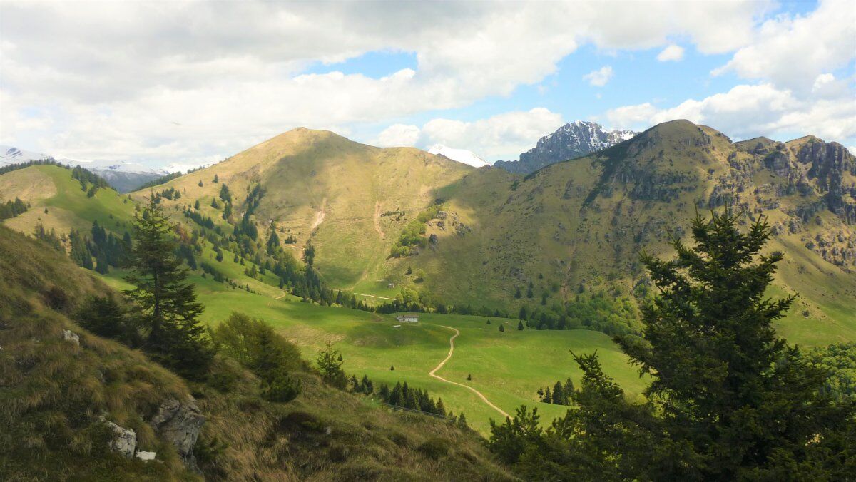 In vetta al Monte Ario: Trekking tra sconfinati orizzonti desktop picture