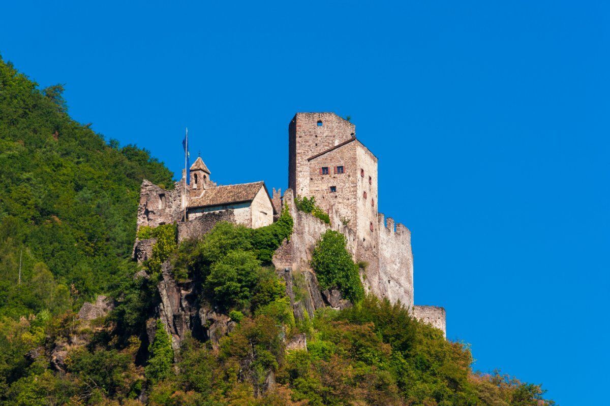 Castelli di Bolzano: Escursione nella Storia con Pranzo Tipico desktop picture