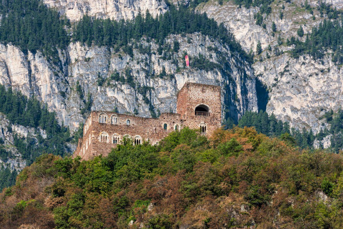 Castelli di Bolzano: Escursione nella Storia con Pranzo Tipico desktop picture