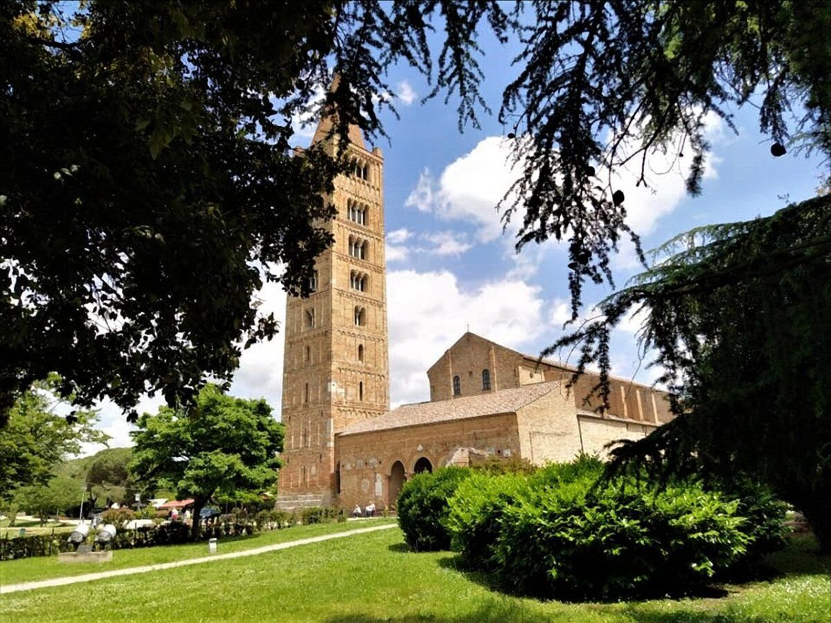 Passeggiata tra le Foci del Po di Volano e l’Abbazia di Pomposa Passeggiata tra le Foci del Po di Volano e l’Abbazia di Pomposa desktop picture