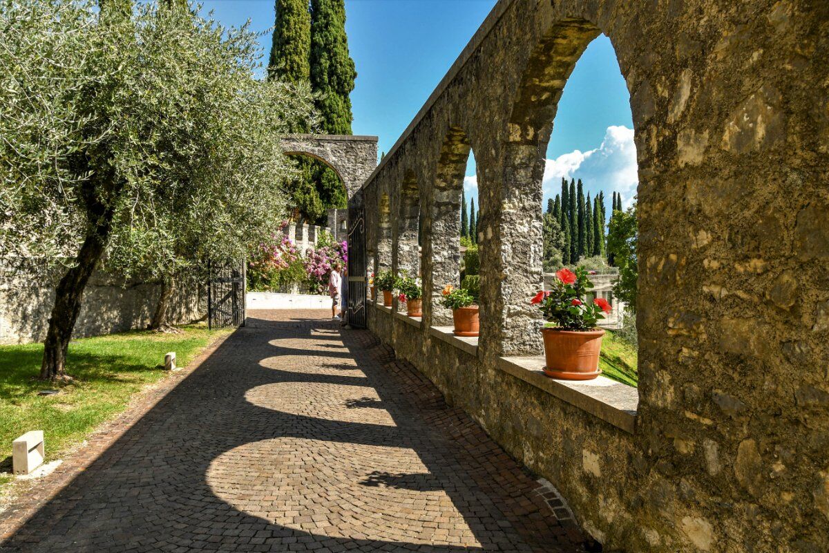 Lo Straordinario D'Annunzio: Tour tra Gardone Riviera e il Vittoriale desktop picture