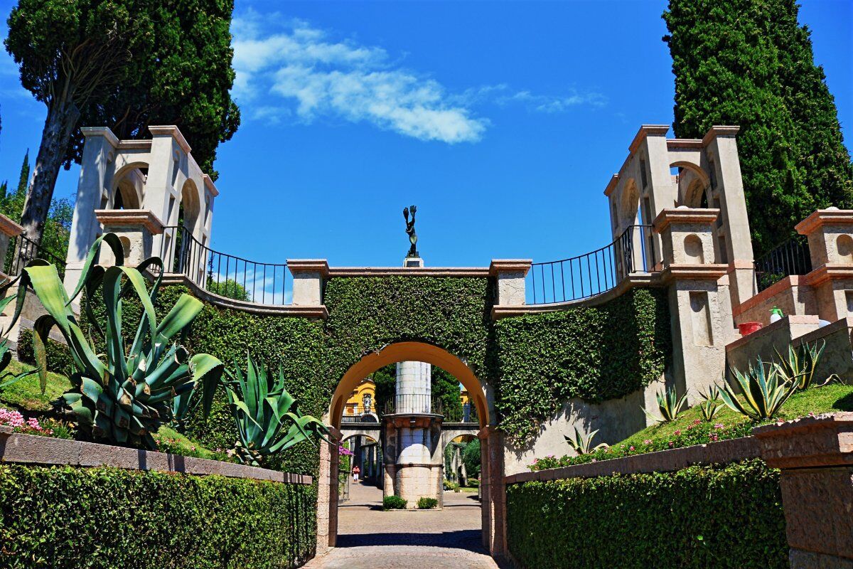 Lo Straordinario D'Annunzio: Tour tra Gardone Riviera e il Vittoriale desktop picture