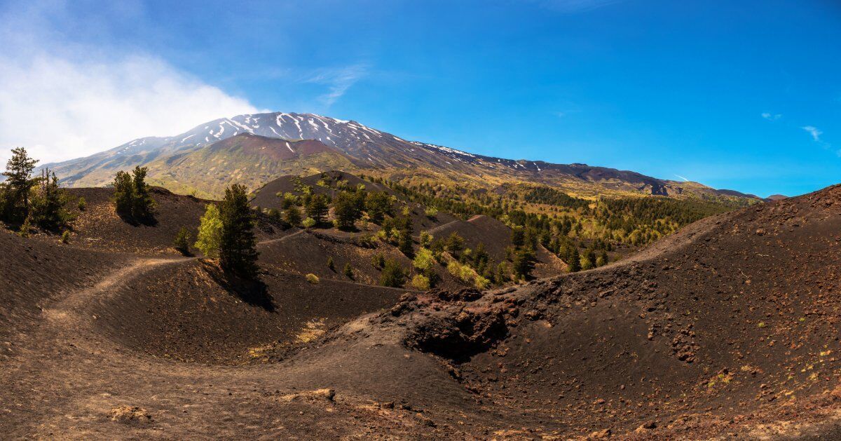 Sul Versante Orientale dell'Etna, Tra Boschi Nordici e Antichi Crateri desktop picture