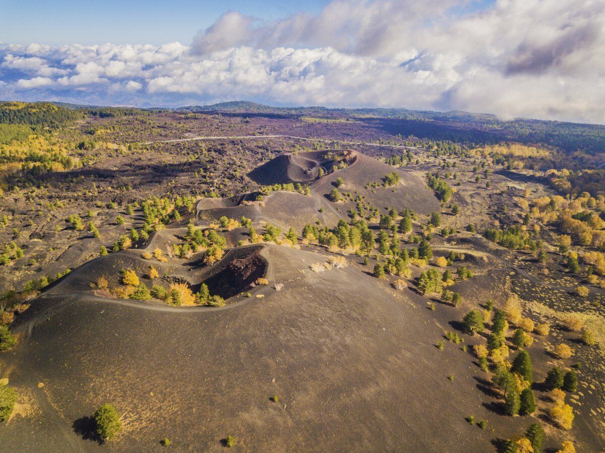 Sul Versante Orientale dell'Etna, Tra Boschi Nordici e Antichi Crateri desktop picture