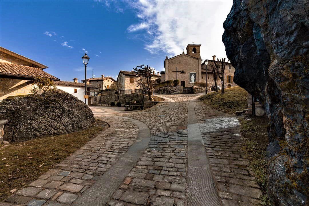 Borghi in Appennino: Trekking lungo i Sentieri di Sassi di Varana Borghi in Appennino: Trekking lungo i Sentieri di Sassi di Varana desktop picture