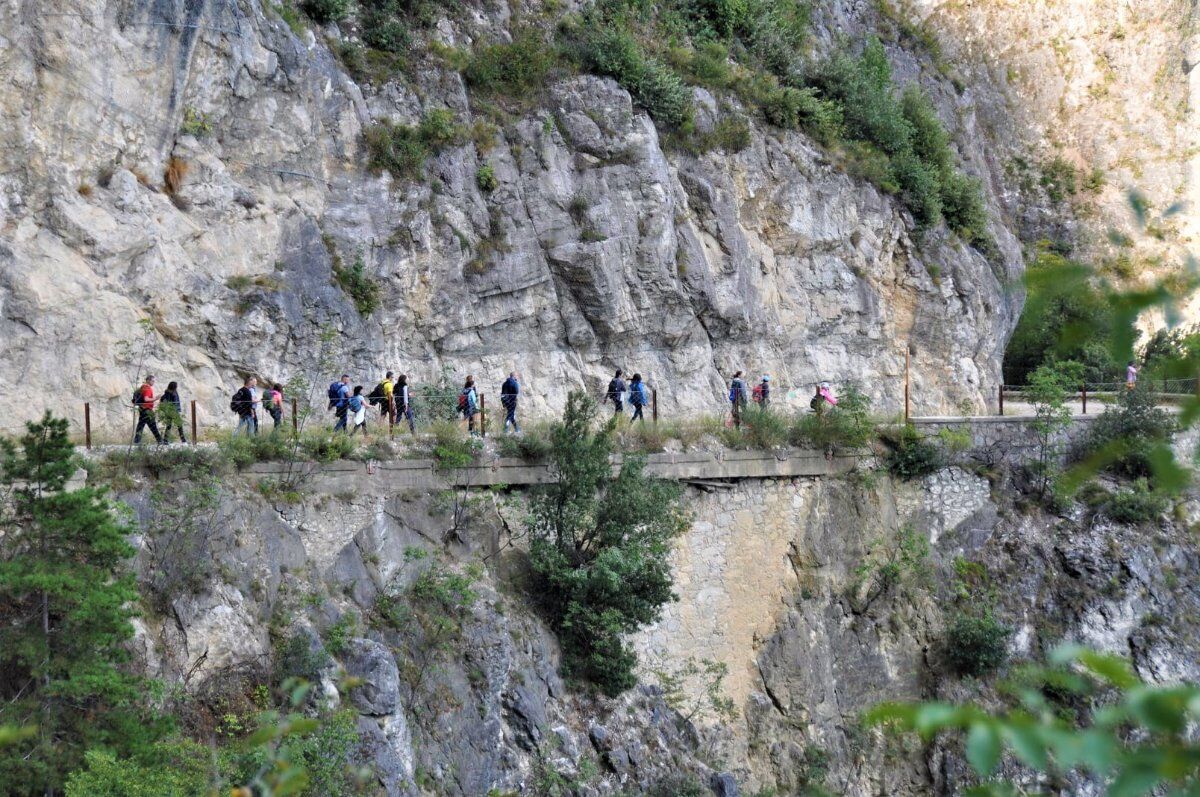 Una Passeggiata sulla Spettacolare Strada del Ponale desktop picture