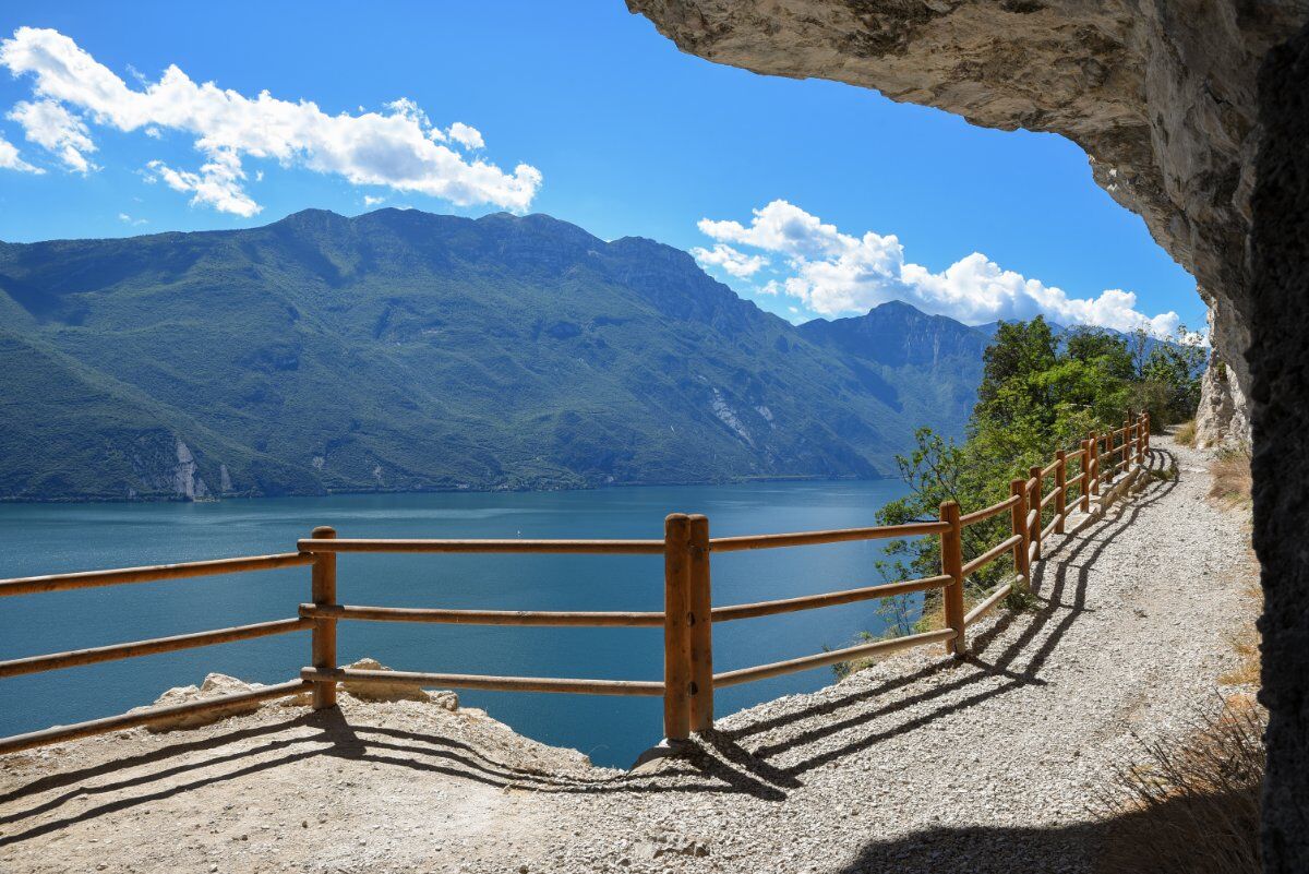 Una Passeggiata sulla Spettacolare Strada del Ponale desktop picture