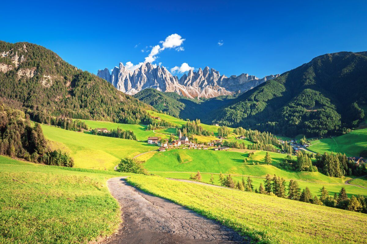 Le Dolomiti della Val di Funes: Un Trekking con Scenari Mozzafiato desktop picture