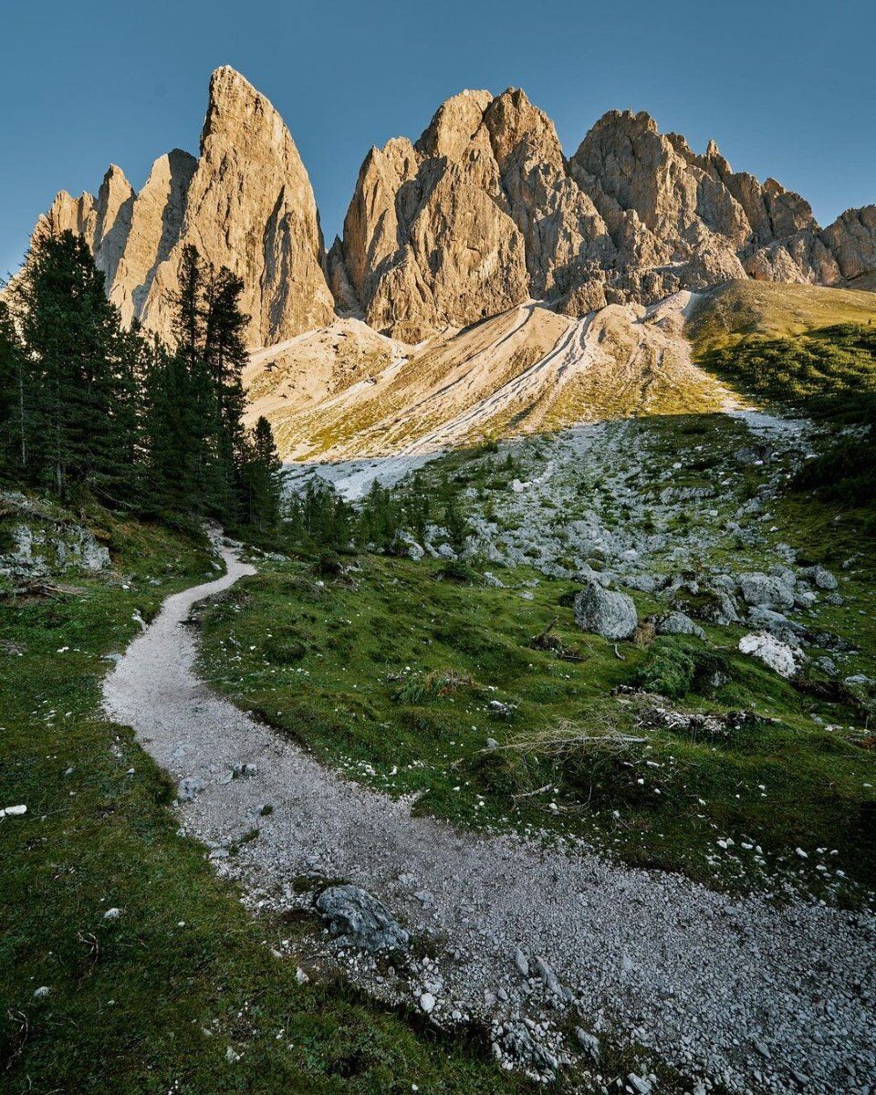 Le Dolomiti della Val di Funes: Un Trekking con Scenari Mozzafiato Le Dolomiti della Val di Funes: Un Trekking con Scenari Mozzafiato desktop picture