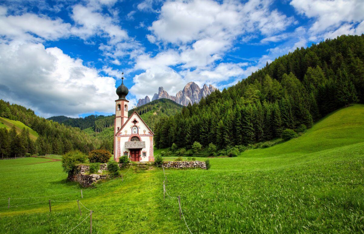 Le Dolomiti della Val di Funes: Un Trekking con Scenari Mozzafiato desktop picture