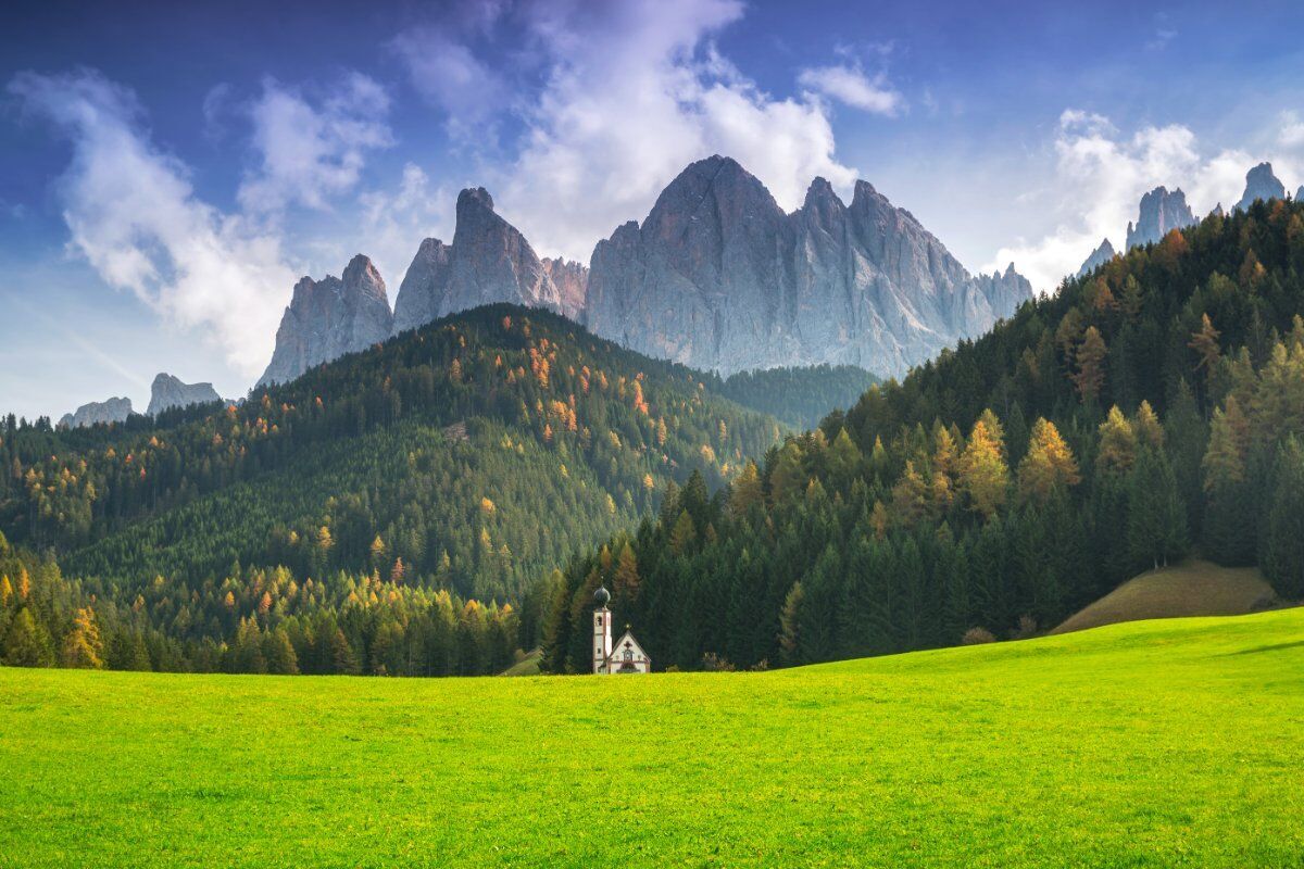 Le Dolomiti della Val di Funes: Un Trekking con Scenari Mozzafiato desktop picture