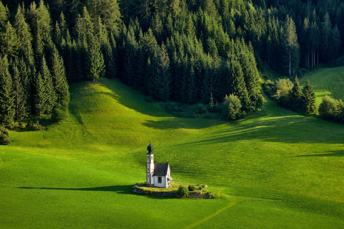 Le Dolomiti della Val di Funes: Un Trekking con Scenari Mozzafiato desktop picture