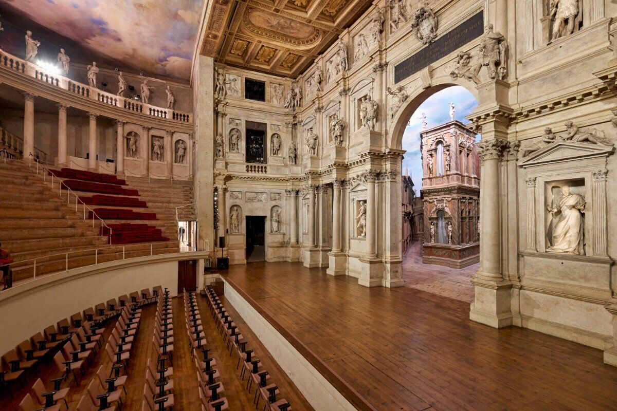Vicenza, Salotto Rinascimentale e L'Architettura Palladiana: La Basilica e il Teatro desktop picture