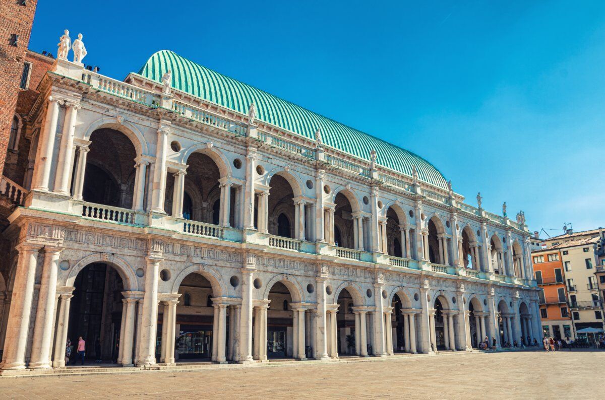 Vicenza, Salotto Rinascimentale e L'Architettura Palladiana: La Basilica e il Teatro Vicenza, Salotto Rinascimentale e L'Architettura Palladiana: La Basilica e il Teatro desktop picture