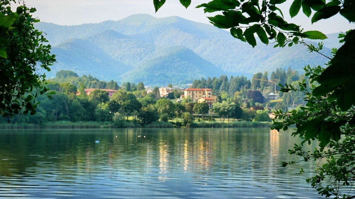 Passeggiata tra il Lago di Montorfano e le Colline Comasche Passeggiata tra il Lago di Montorfano e le Colline Comasche desktop picture