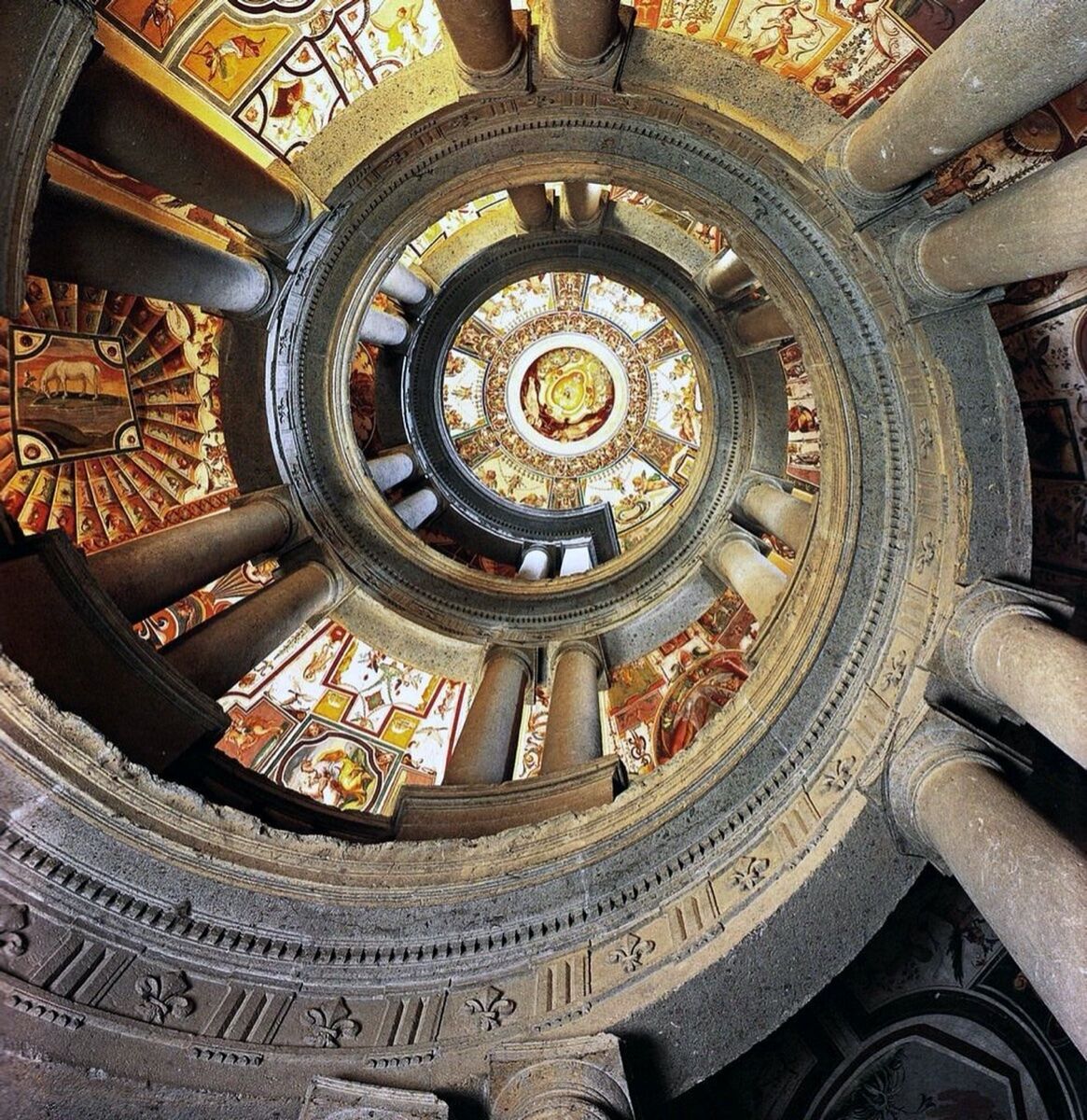 Visita Guidata di Palazzo Farnese e dei suoi Giardini a Caprarola desktop picture