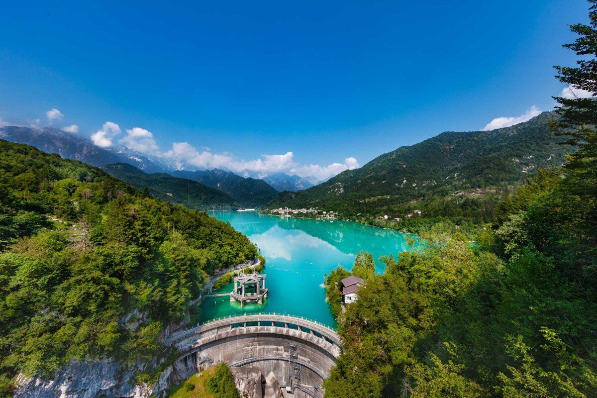 Lago di Barcis: Trekking nello Smeraldo delle Dolomiti desktop picture
