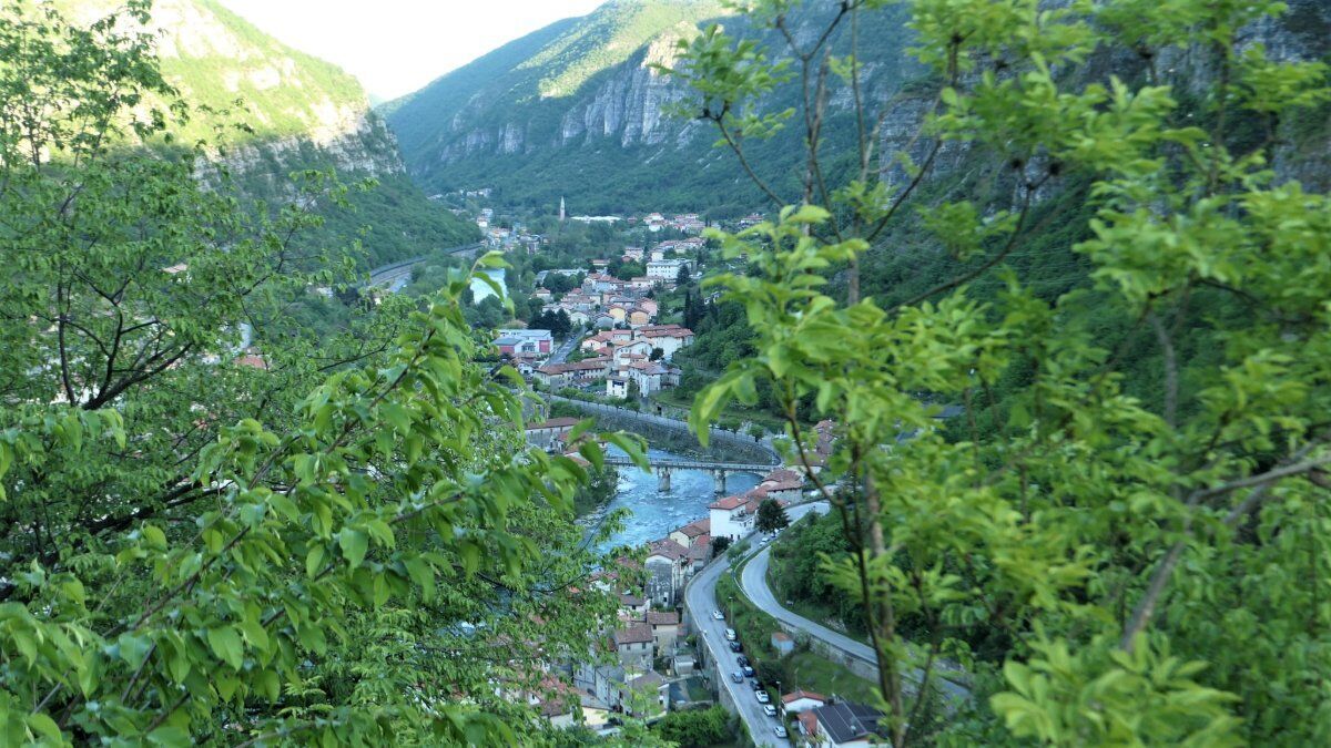 Lungo la Via del Tabacco: Camminata sui Passi dei Contrabbandieri Lungo la Via del Tabacco: Camminata sui Passi dei Contrabbandieri desktop picture