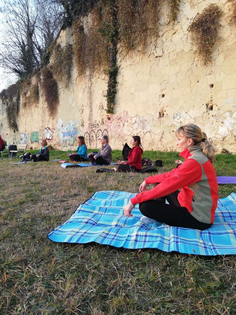 Yoga e Passeggiata panoramica al tramonto a Colle San Pietro desktop picture