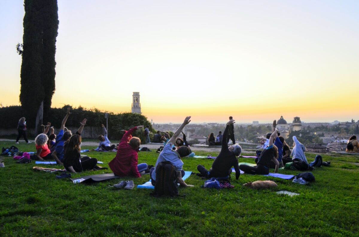 Yoga e Passeggiata panoramica al tramonto a Colle San Pietro desktop picture