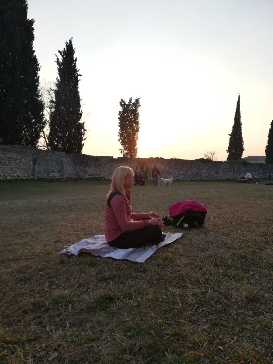 Yoga e Passeggiata panoramica al tramonto a Colle San Pietro desktop picture