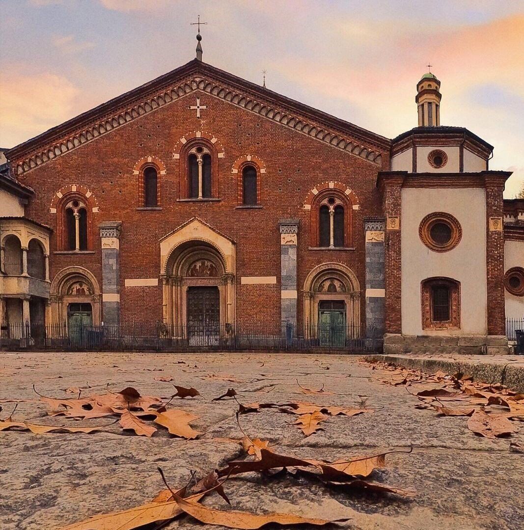 La Basilica di Sant'Eustorgio a Milano: Un Passo nella Tradizione desktop picture