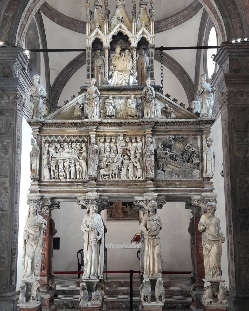 La Basilica di Sant'Eustorgio a Milano: Un Passo nella Tradizione desktop picture