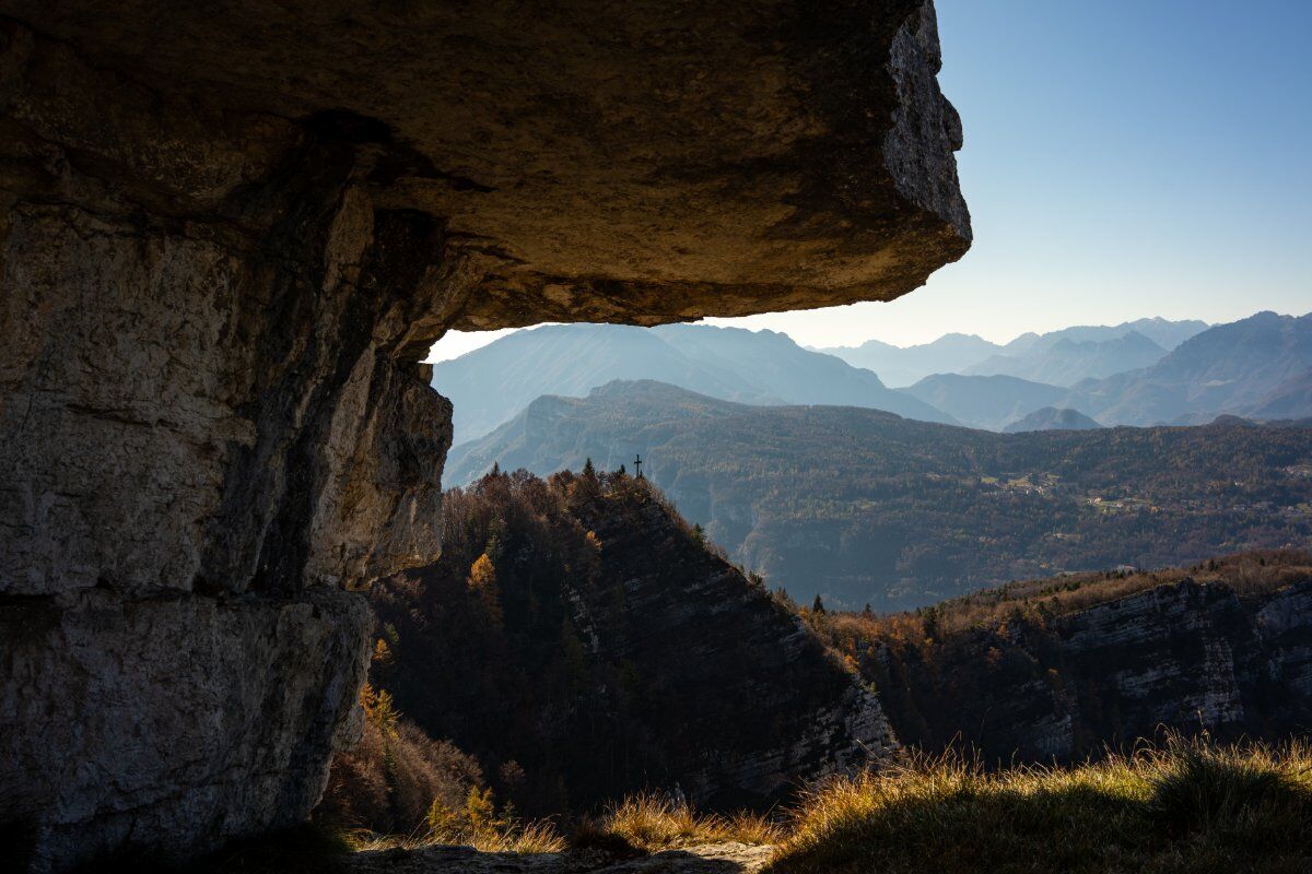 Trekking con vista all’Altar Knotto: La Roccia misteriosa di Asiago desktop picture