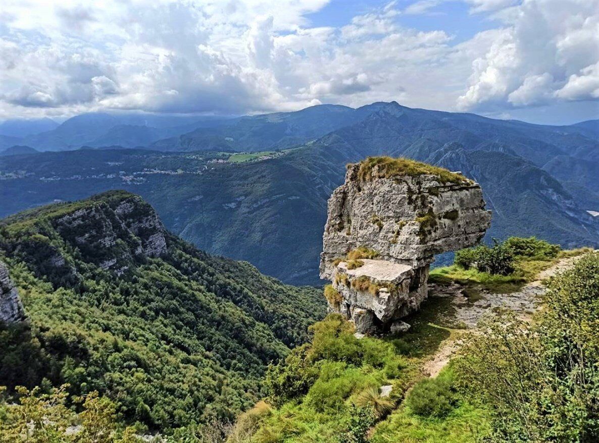 Trekking con vista all’Altar Knotto: La Roccia misteriosa di Asiago desktop picture