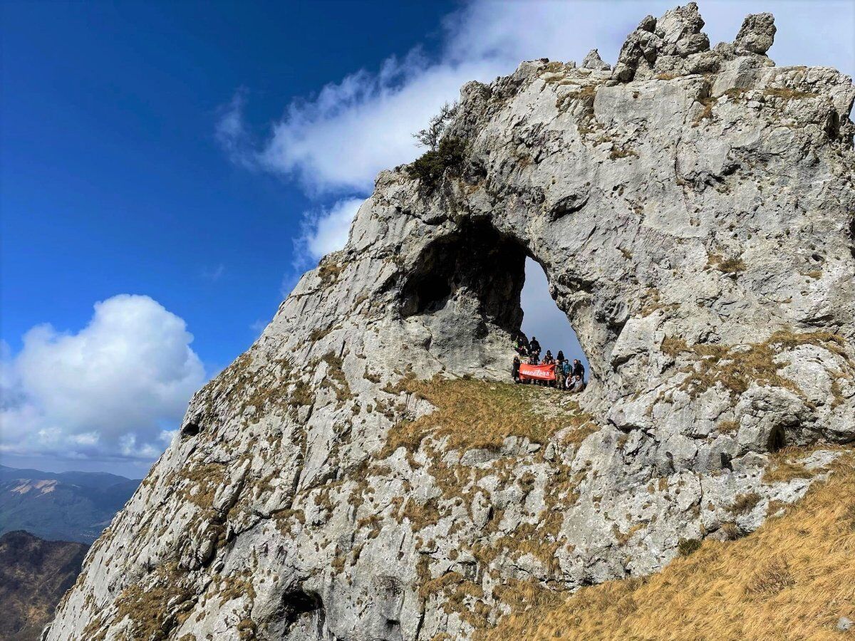 Escursione a Porta Prada: una finestra sul cielo desktop picture