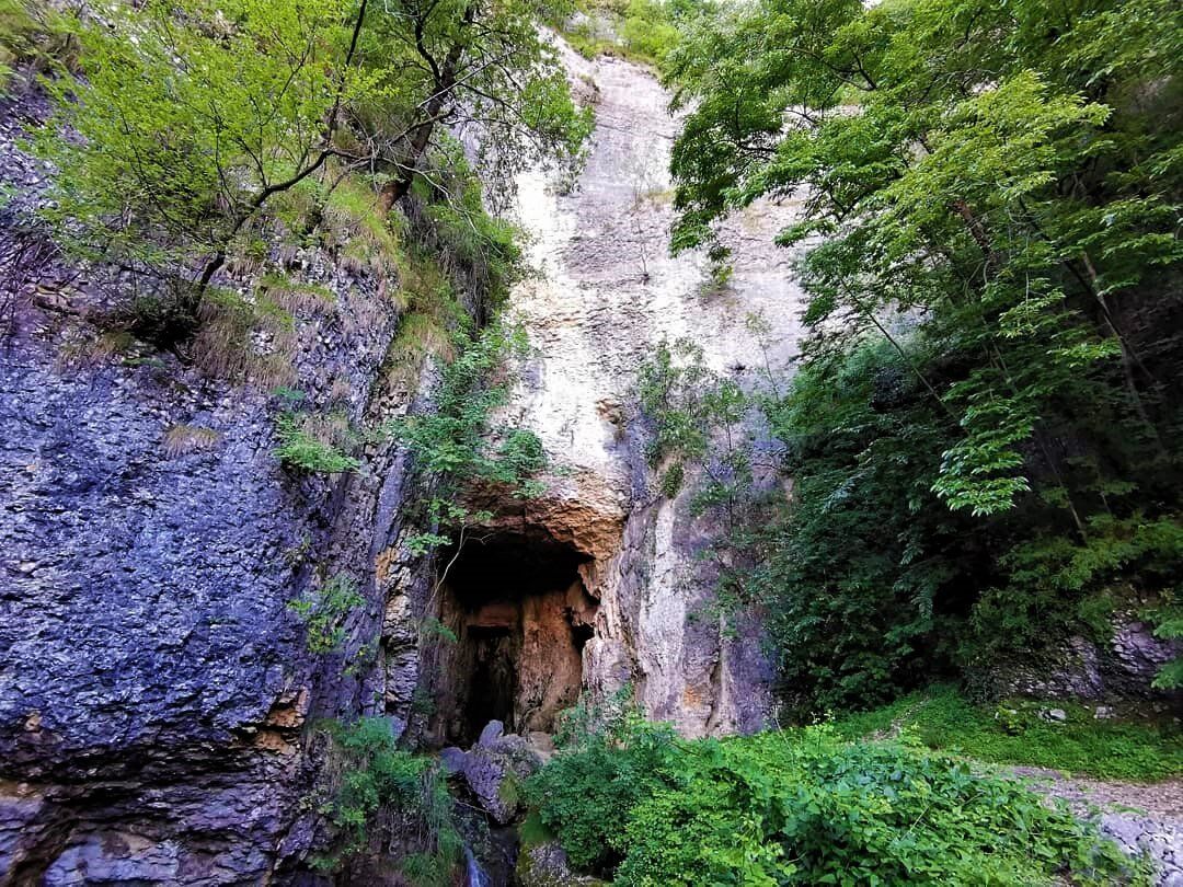 Priabona e le sue Grotte Soffianti desktop picture