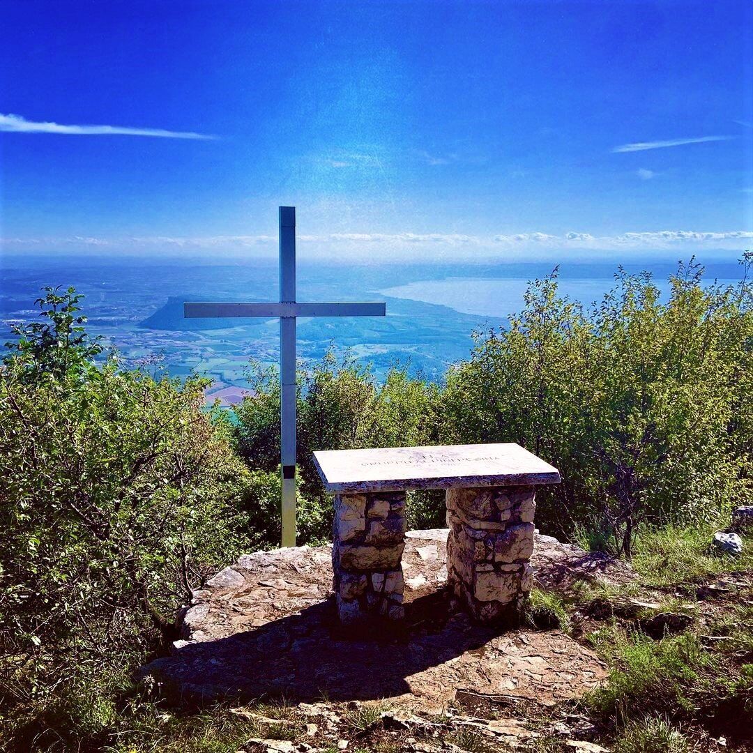 Il Monte Belpo con Vista sul Lago di Garda - MATTINA desktop picture