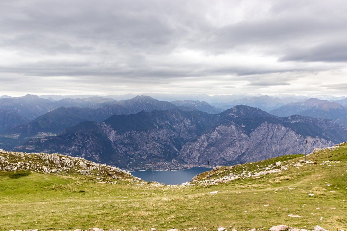 Il Monte Belpo con Vista sul Lago di Garda - MATTINA desktop picture