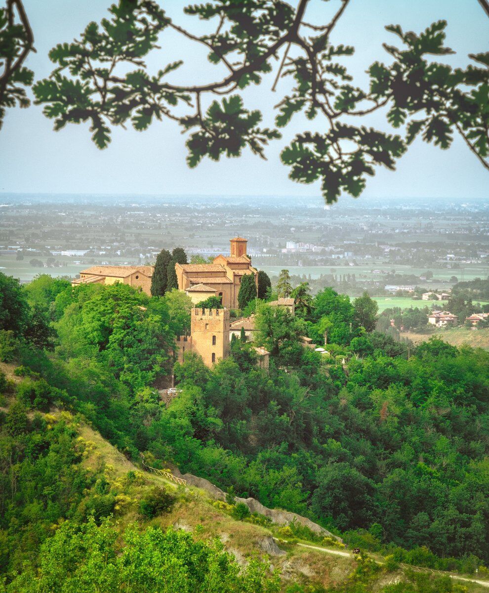 Trekking all'Abbazia di Monteveglio nei Colli Bolognesi Trekking all'Abbazia di Monteveglio nei Colli Bolognesi desktop picture