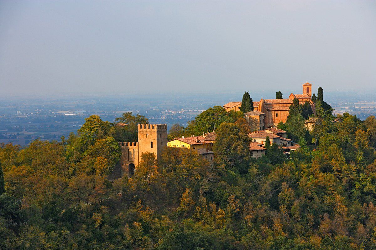 Trekking all'Abbazia di Monteveglio nei Colli Bolognesi Trekking all'Abbazia di Monteveglio nei Colli Bolognesi desktop picture