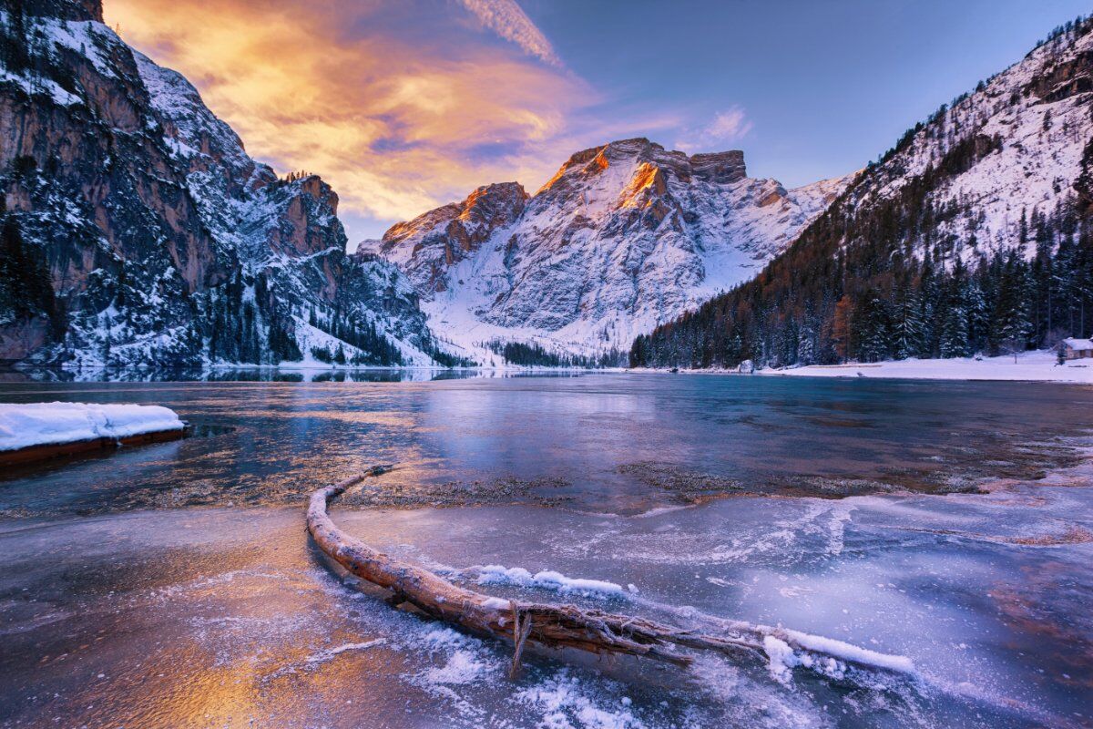 Il Lago di Braies: Gemma Ghiacciata nel Cuore delle Dolomiti desktop picture