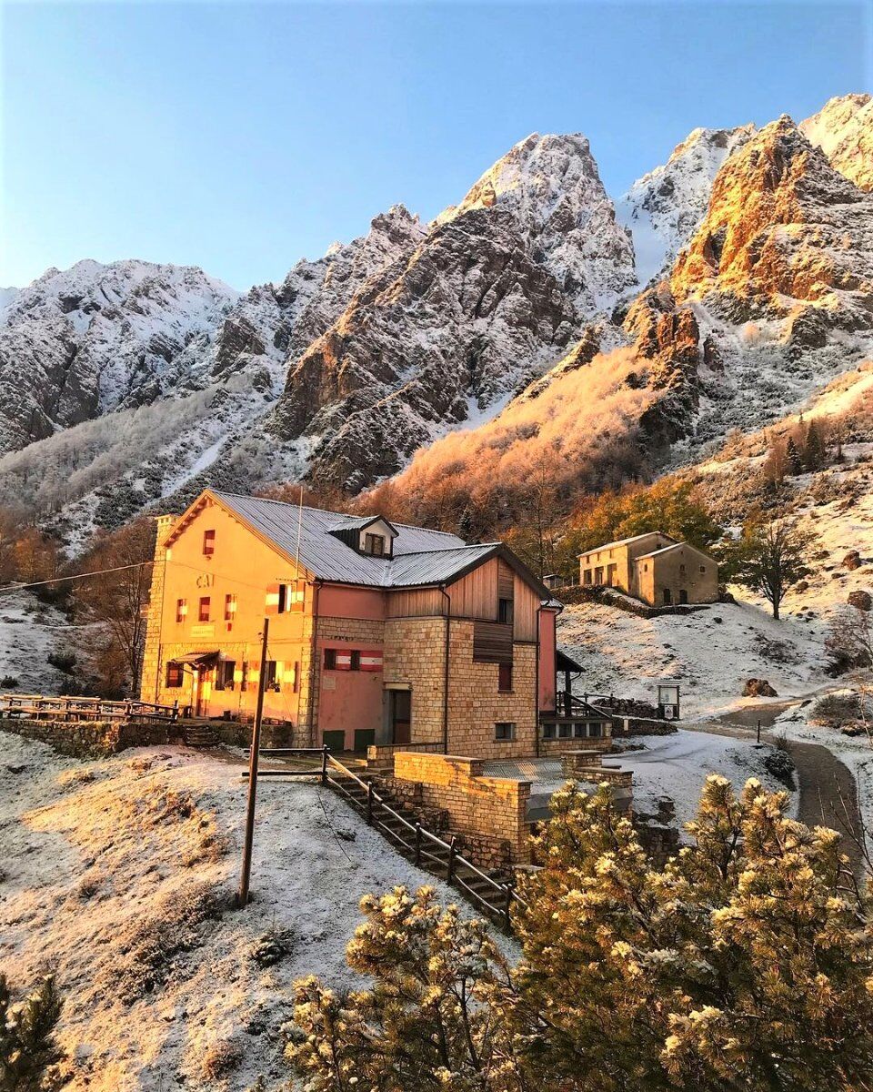 Ciaspolata nel cuore delle Piccole Dolomiti Ciaspolata nel cuore delle Piccole Dolomiti desktop picture