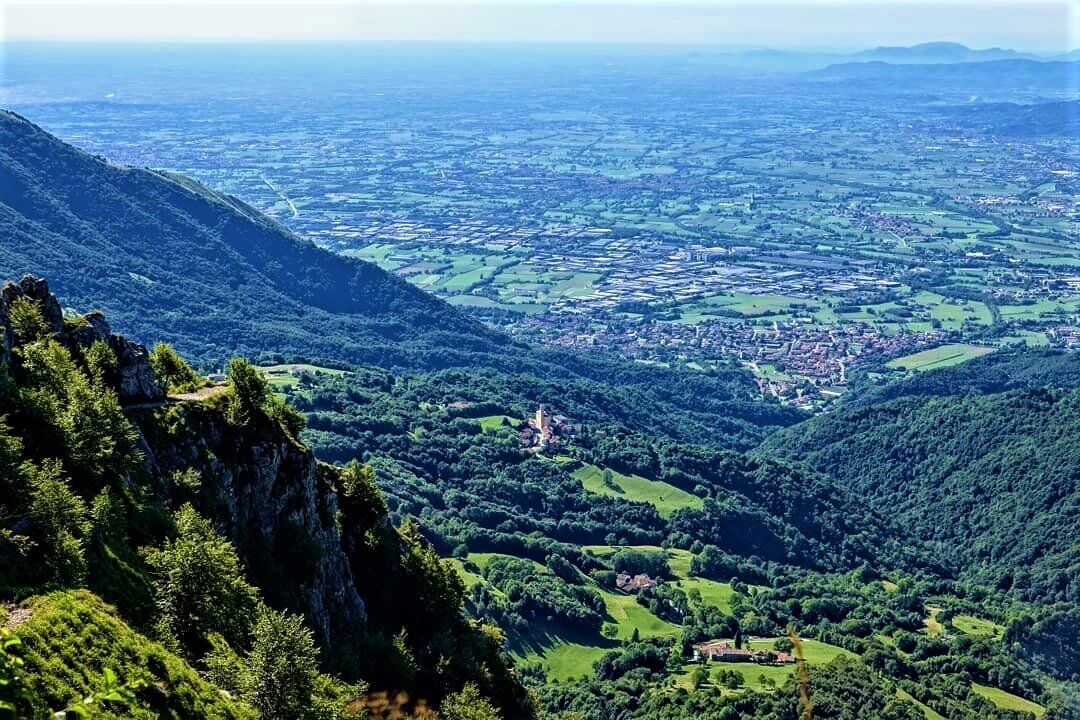 Sull'Altopiano del Tretto: Trekking con Vista desktop picture